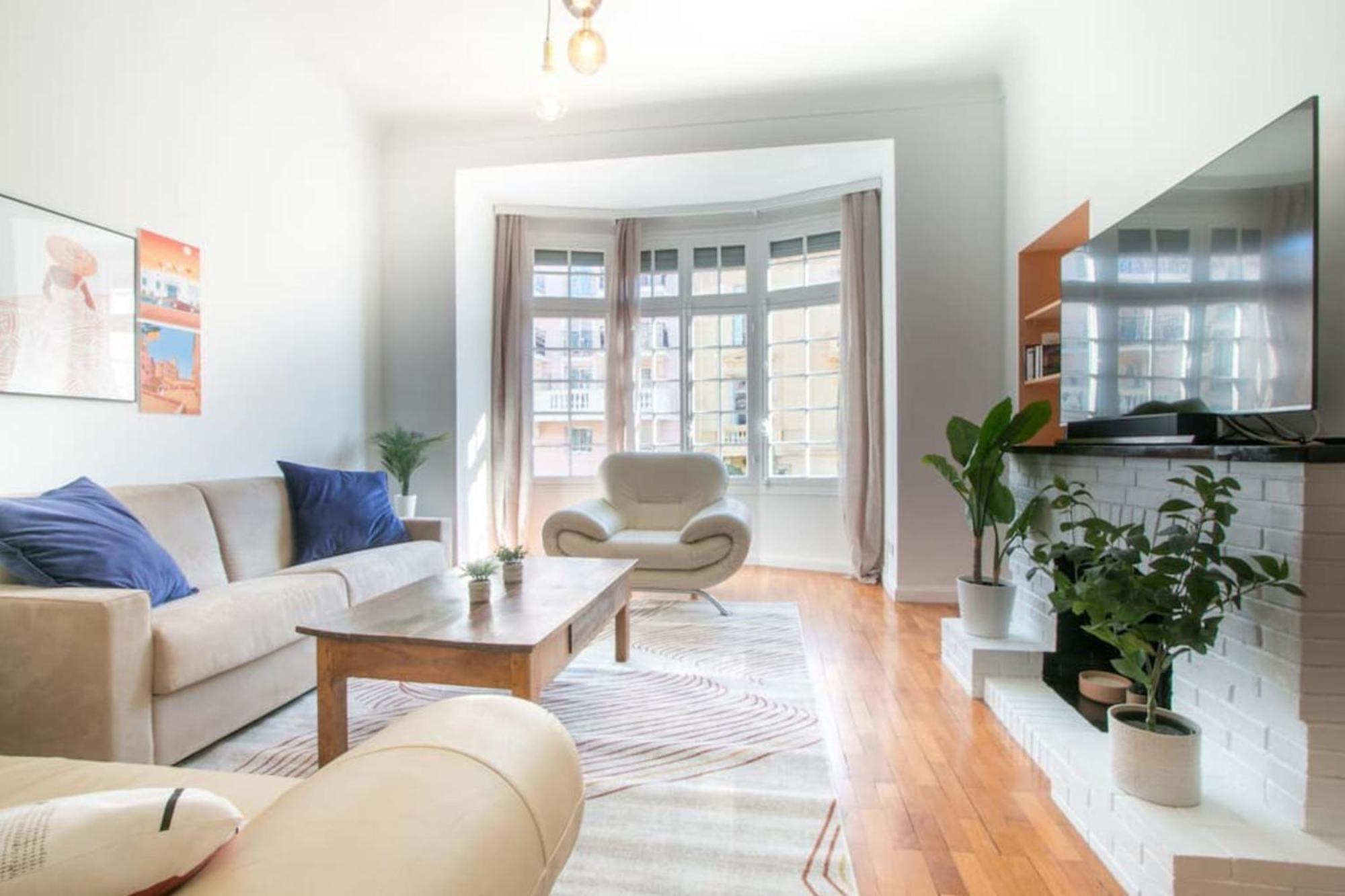 Spacious 2-Bedroom In The Centre Of 멍똥 외부 사진