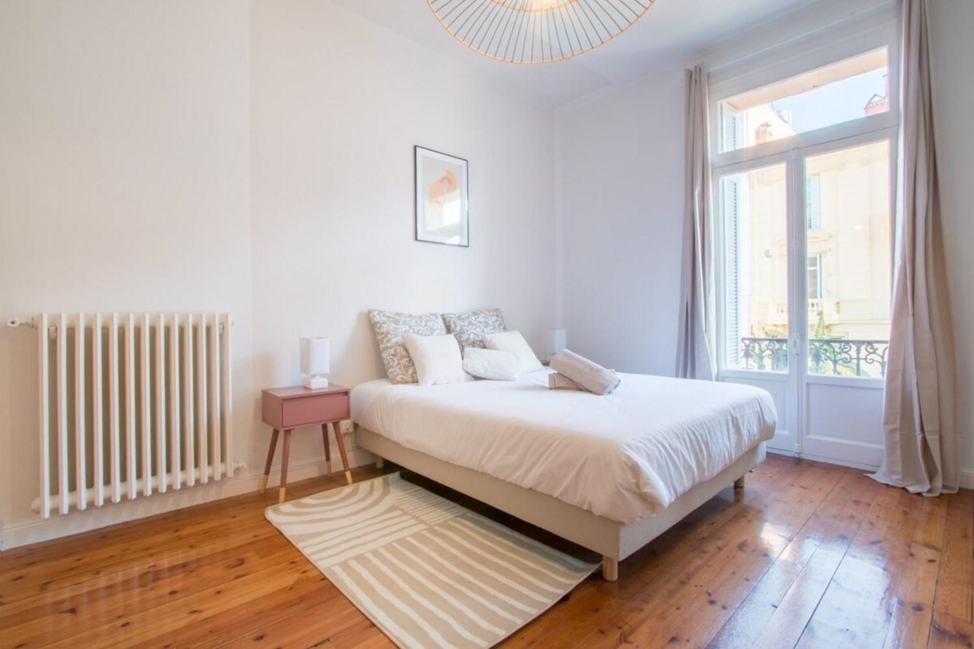 Spacious 2-Bedroom In The Centre Of 멍똥 외부 사진