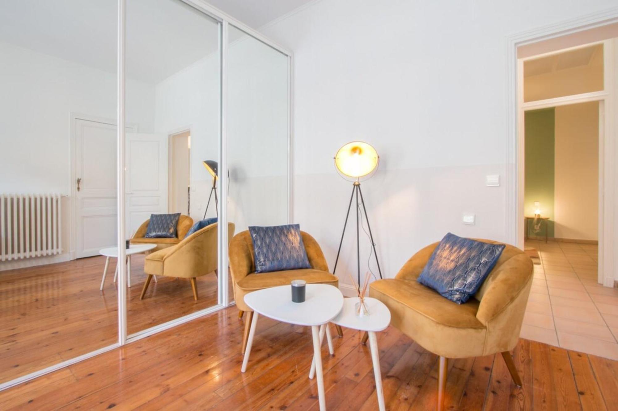 Spacious 2-Bedroom In The Centre Of 멍똥 외부 사진