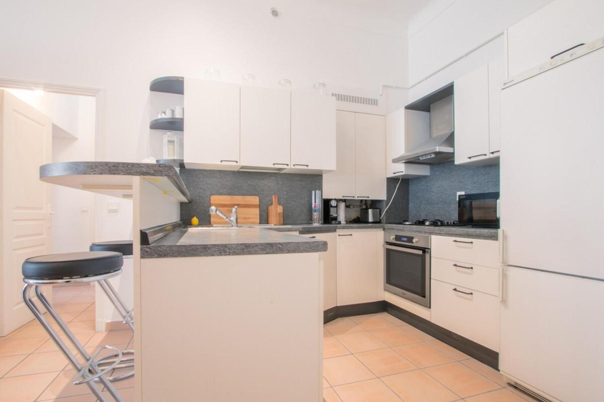 Spacious 2-Bedroom In The Centre Of 멍똥 외부 사진