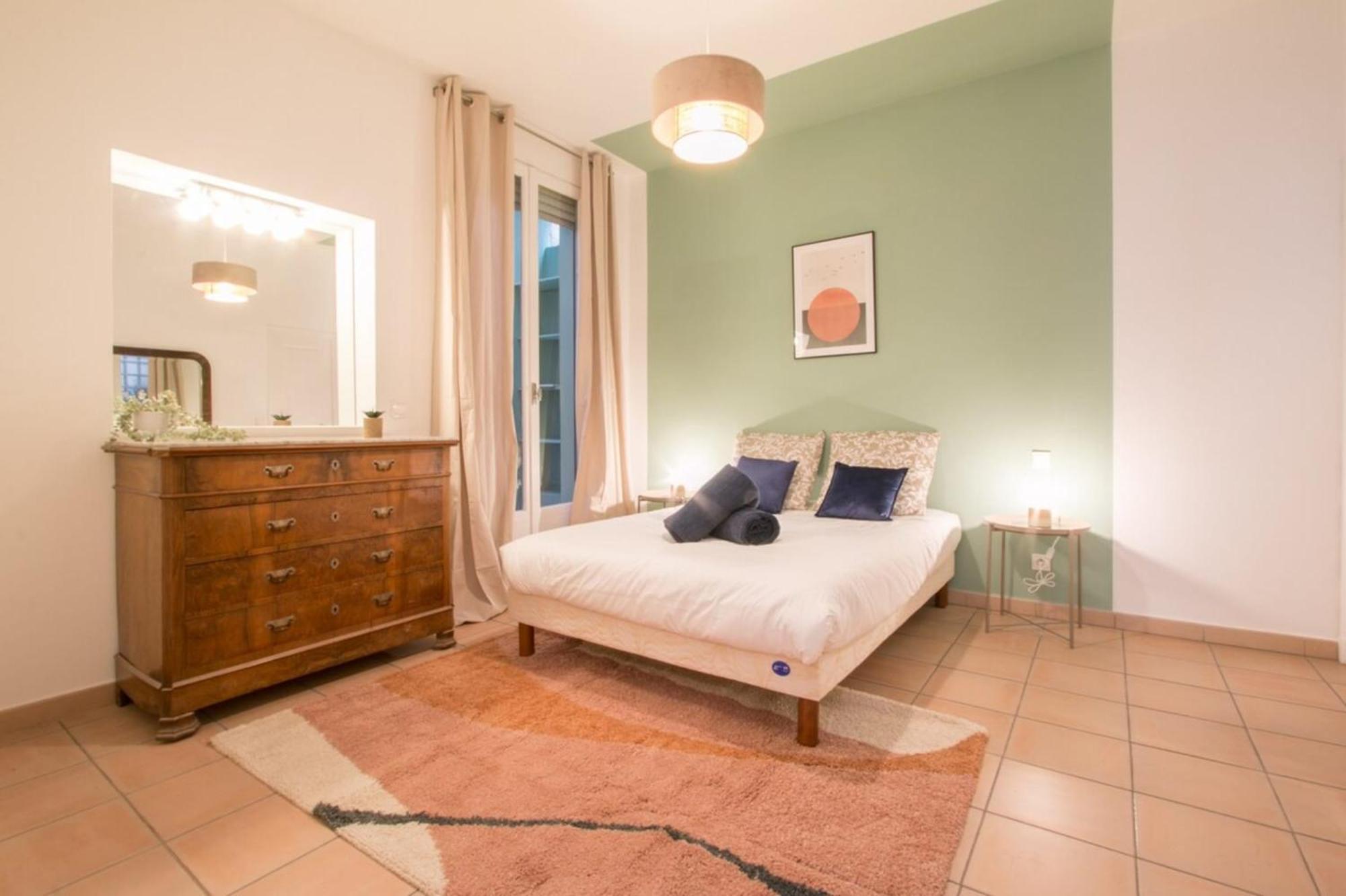 Spacious 2-Bedroom In The Centre Of 멍똥 외부 사진