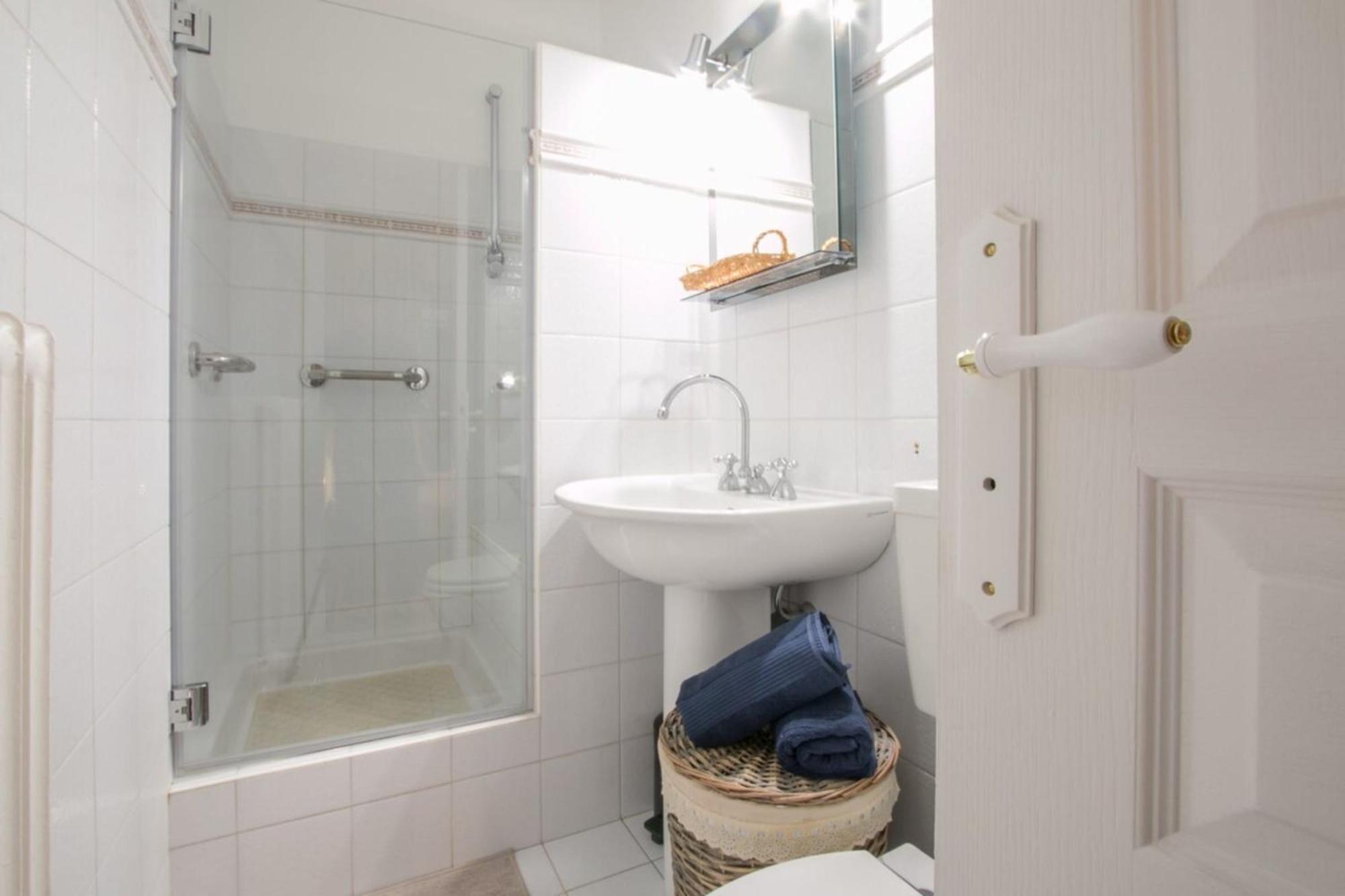 Spacious 2-Bedroom In The Centre Of 멍똥 외부 사진