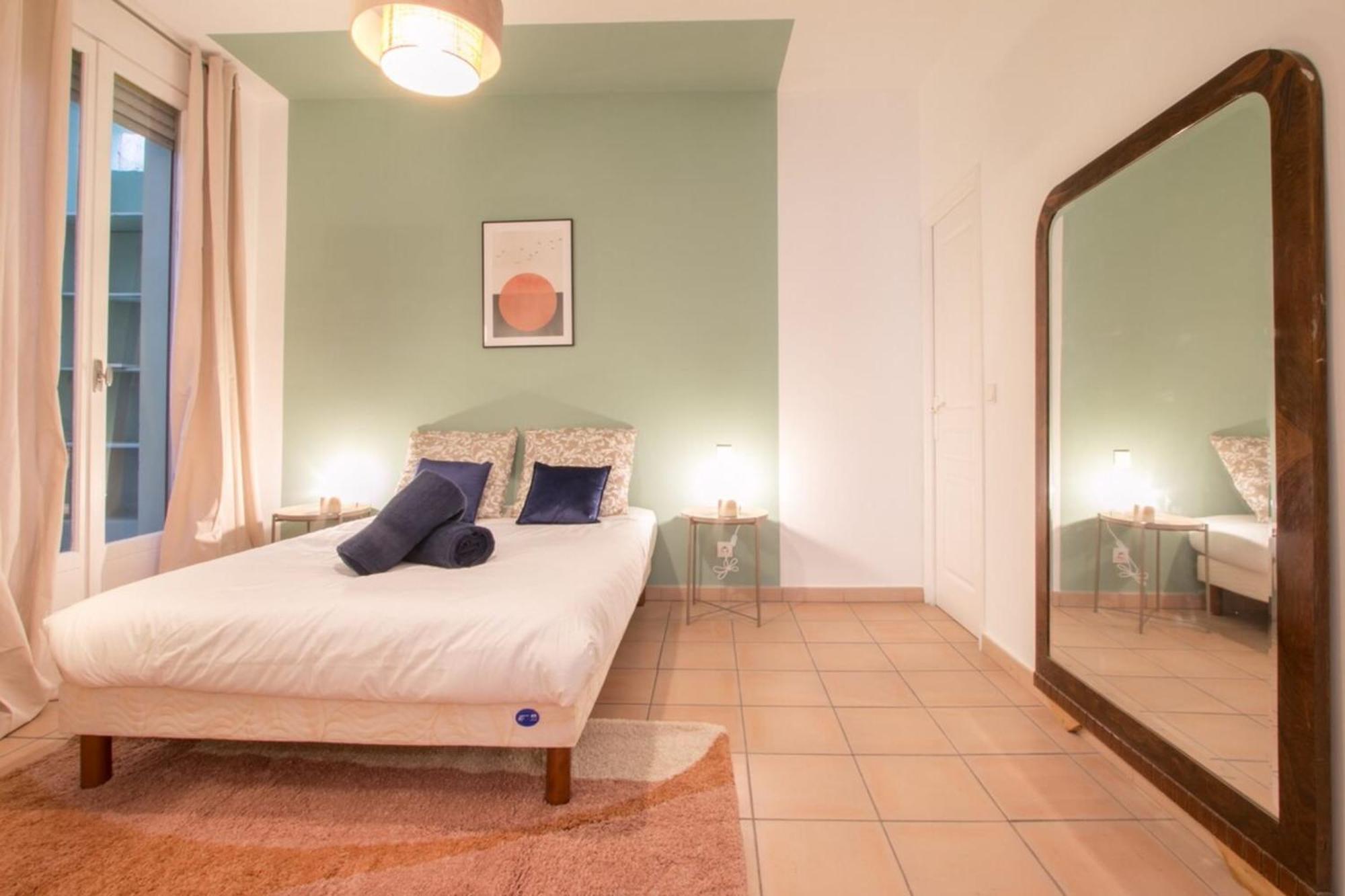 Spacious 2-Bedroom In The Centre Of 멍똥 외부 사진